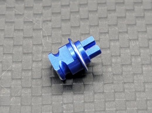 GL Racing GG-OP-009 - Giulia alum. central spur adaptor